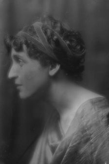 Namara-Toye, Mme., portrait photograph, 1912. Creator: Arnold Genthe