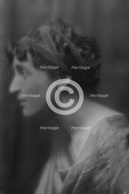 Namara-Toye, Mme., portrait photograph, 1912. Creator: Arnold Genthe.