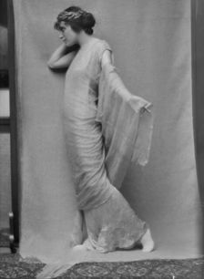 Namara-Toye, Mme., portrait photograph, 1912. Creator: Arnold Genthe