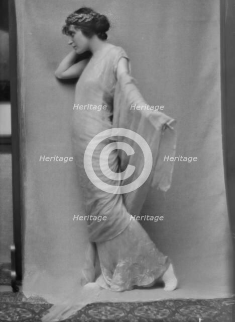 Namara-Toye, Mme., portrait photograph, 1912. Creator: Arnold Genthe.