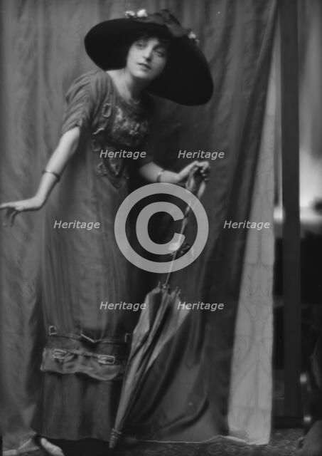 Namara-Toye, Mme., portrait photograph, 1912. Creator: Arnold Genthe.