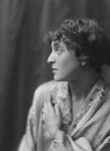 Namara-Toye, Mme., portrait photograph, 1912. Creator: Arnold Genthe