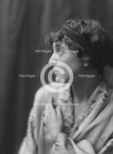 Namara-Toye, Mme., portrait photograph, 1912. Creator: Arnold Genthe.