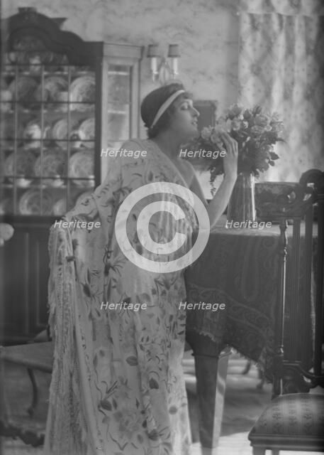 Namara-Toye, Mme., portrait photograph, 1912. Creator: Arnold Genthe.