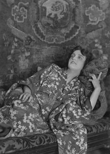 Namara-Toye, Mme., portrait photograph, 1912. Creator: Arnold Genthe