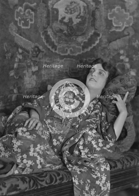 Namara-Toye, Mme., portrait photograph, 1912. Creator: Arnold Genthe.