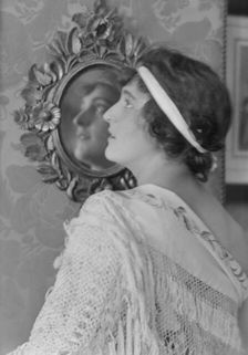 Namara-Toye, Mme., portrait photograph, 1912. Creator: Arnold Genthe