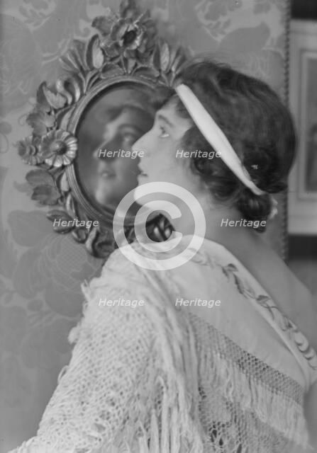 Namara-Toye, Mme., portrait photograph, 1912. Creator: Arnold Genthe.