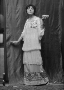 Namara-Toye, Mme., portrait photograph, 1912. Creator: Arnold Genthe