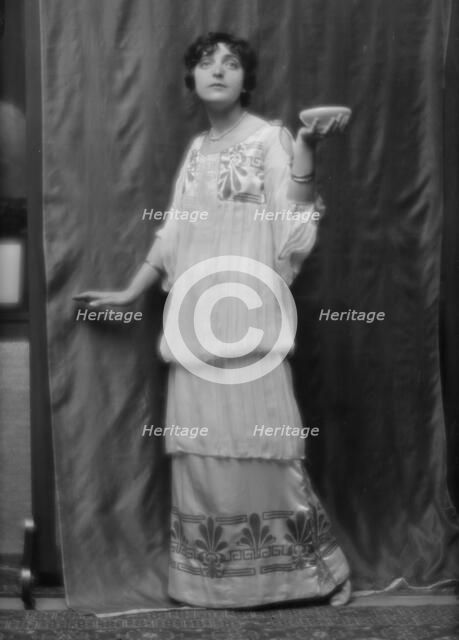 Namara-Toye, Mme., portrait photograph, 1912. Creator: Arnold Genthe.