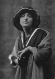 Namara-Toye, Mme., portrait photograph, 1912. Creator: Arnold Genthe