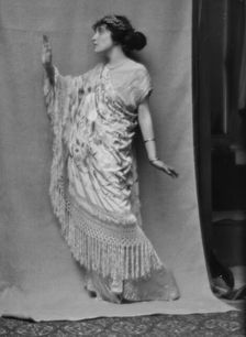 Namara-Toye, Mme., portrait photograph, 1912. Creator: Arnold Genthe