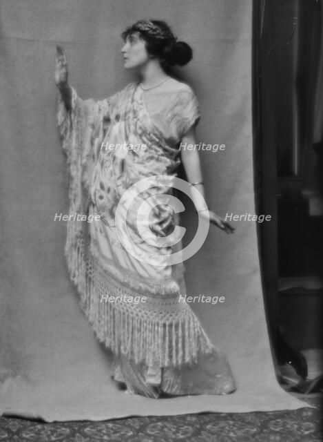 Namara-Toye, Mme., portrait photograph, 1912. Creator: Arnold Genthe.