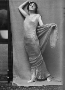 Namara-Toye, Mme., portrait photograph, 1912. Creator: Arnold Genthe