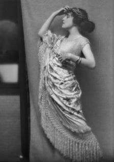 Namara-Toye, Mme., portrait photograph, 1912. Creator: Arnold Genthe