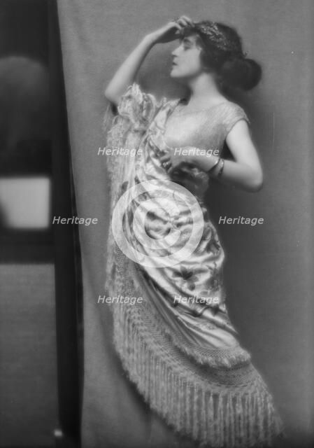 Namara-Toye, Mme., portrait photograph, 1912. Creator: Arnold Genthe.