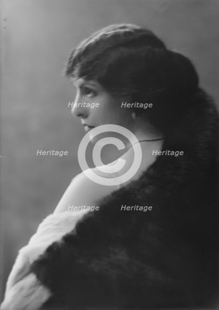 Nash, Mary, Miss, portrait photograph, 1917 Sept. 10. Creator: Arnold Genthe.
