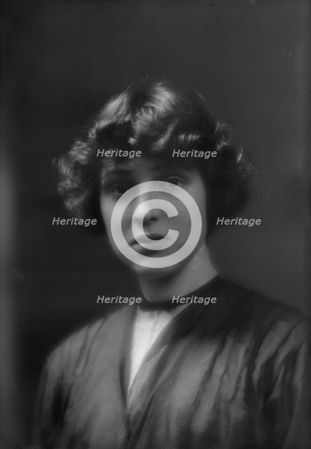Nash, Miss, portrait photograph, 1913. Creator: Arnold Genthe.
