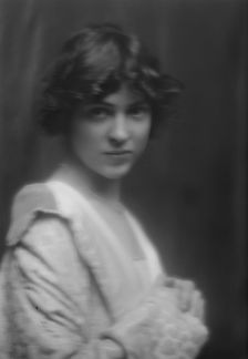 Nash, Miss, portrait photograph, 1913. Creator: Arnold Genthe