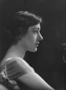 Neumeyer, M.L., Mrs., portrait photograph, 1917 May 22. Creator: Arnold Genthe