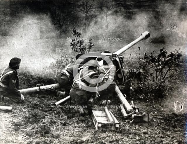 New Zealand anti-tank gun crew in action, near Cassino, Italy, World War II, 1944. Artist: Unknown