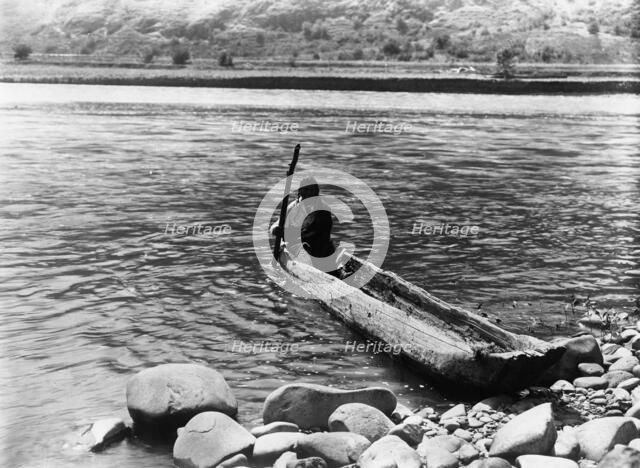 Nez Percé canoe, c1910. Creator: Edward Sheriff Curtis.