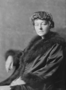 Nedwill, Elizabeth, Miss, portrait photograph, 1916. Creator: Arnold Genthe