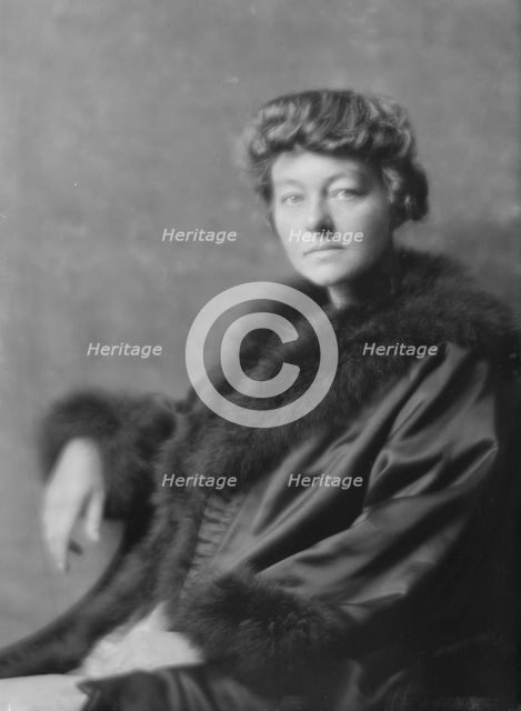 Nedwill, Elizabeth, Miss, portrait photograph, 1916. Creator: Arnold Genthe.
