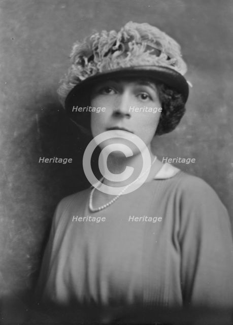Neeser, Randolph, Mrs., portrait photograph, 1917 Oct. 15. Creator: Arnold Genthe.