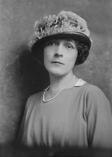 Neeser, Randolph, Mrs., portrait photograph, 1917 Oct. 15. Creator: Arnold Genthe
