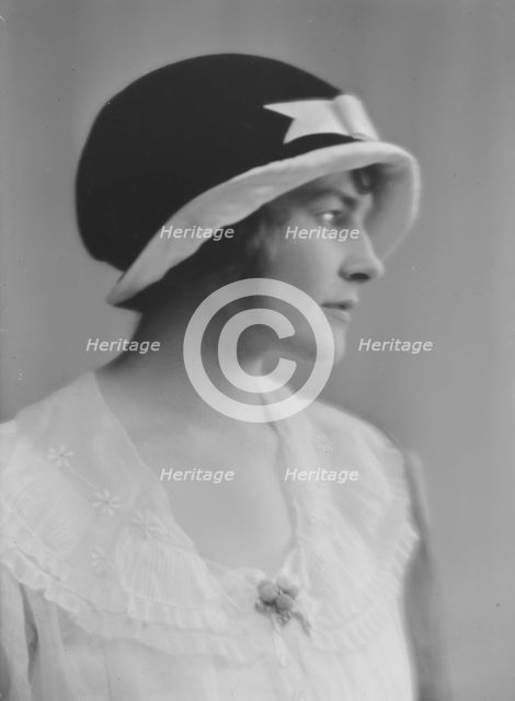 Nesbit, Cathleen, Miss, portrait photograph, 1916. Creator: Arnold Genthe.
