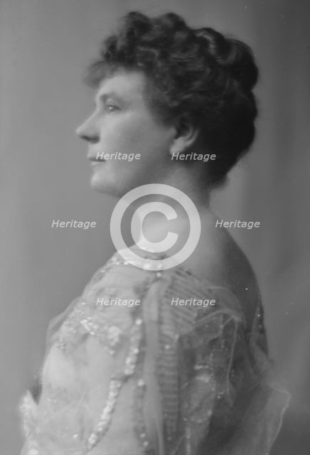 Nicholl, Hester, Miss, portrait photograph, 1915 Jan. 20. Creator: Arnold Genthe.