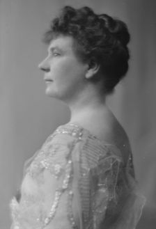 Nicholl, Hester, Miss, portrait photograph, 1915 Jan. 20. Creator: Arnold Genthe
