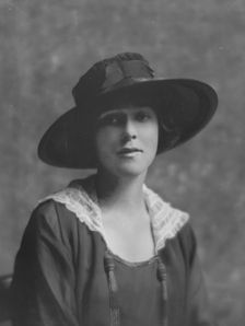 Nicholson, Martha, Miss, portrait photograph, 1916 Apr. 22. Creator: Arnold Genthe