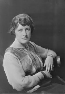 Niemeyer, Miss, or Mrs. Pfiefer, portrait photograph, not before 1916. Creator: Arnold Genthe