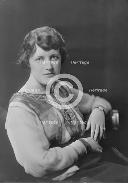 Niemeyer, Miss, or Mrs. Pfiefer, portrait photograph, not before 1916. Creator: Arnold Genthe.