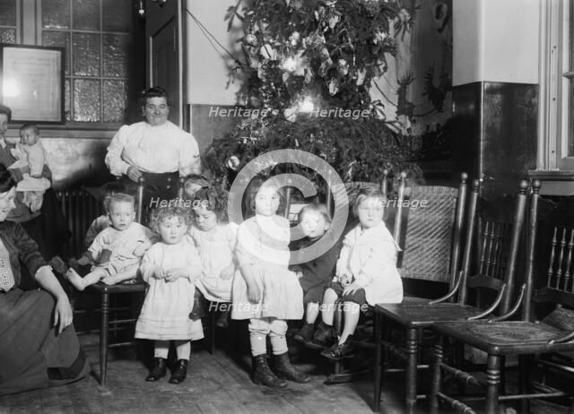 N.Y.C. lodging house -- Xmas tree, between c1910 and c1915. Creator: Bain News Service.