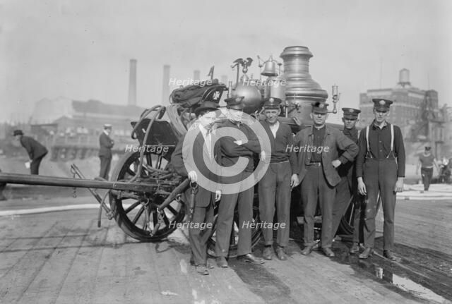 N.Y.'s old type horse drawn fire engine, between c1910 and c1915. Creator: Bain News Service.