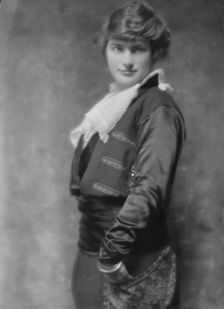 O'Sullivan, Miss, portrait photograph, 1914 Mar. 3. Creator: Arnold Genthe