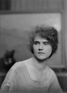 Smalbach, Beth, Miss, portrait photograph, 1916. Creator: Arnold Genthe