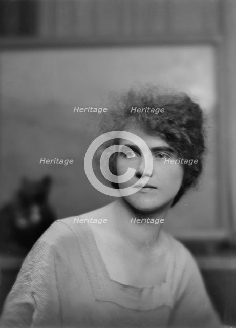 Smalbach, Beth, Miss, portrait photograph, 1916. Creator: Arnold Genthe.