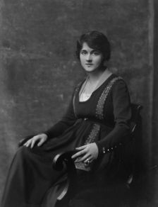 Small, Thomas, Mrs., portrait photograph, 1916. Creator: Arnold Genthe