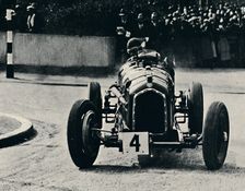 Smart cornering in I.O.M. Race: The Hon. Brian Lewis 1937