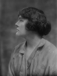 Smith, Clarence E., Mrs., portrait photograph, 1914 May 15. Creator: Arnold Genthe