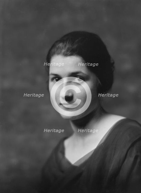 Smith, Dorothy, Miss, portrait photograph, 1917 Apr. 18. Creator: Arnold Genthe.
