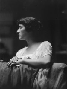 Smith, Lesley, Miss, portrait photograph, between 1914 and 1919. Creator: Arnold Genthe