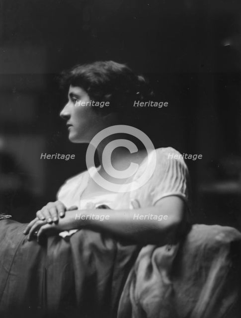 Smith, Lesley, Miss, portrait photograph, between 1914 and 1919. Creator: Arnold Genthe.
