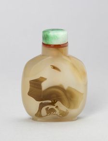 Snuff Bottle with a Hawk and a Bear beneath a Tree, Qing dynasty (1644-1911), 1820-1880. Creator: Unknown