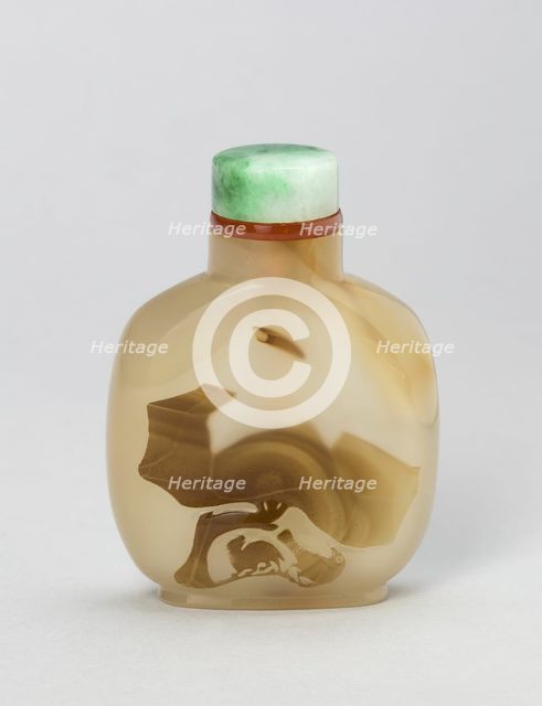 Snuff Bottle with a Hawk and a Bear beneath a Tree, Qing dynasty (1644-1911), 1820-1880. Creator: Unknown.