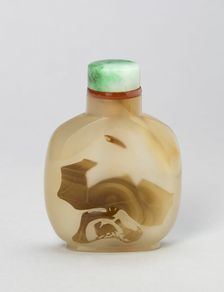 Snuff Bottle with a Hawk and a Bear beneath a Tree, Qing dynasty (1644-1911), 1820-1880. Creator: Unknown